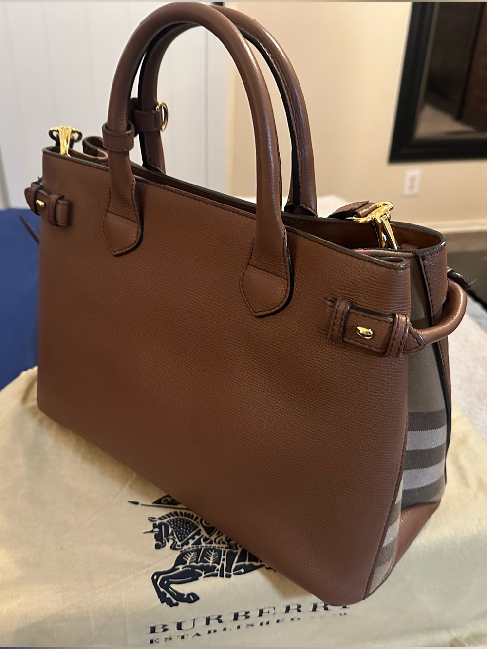 Burberry Medium Banner Tote Bag in Tan Grained Derby Leather - Picture 5 of 16
